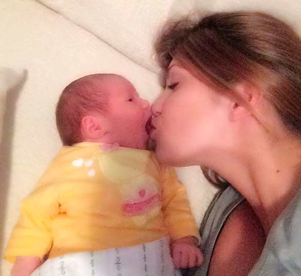 Faloon comparó ecografías del rostro de su hija y del bebé que viene en camino en Instagram