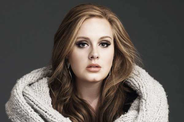 Adele se disfraza de  su propia imitadora y se infiltra en concurso de dobles