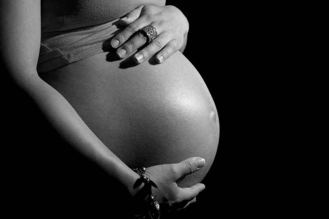 ¡Ni te lo imaginas! Mediático rostro nacional confirma riesgoso embarazo de 6 meses