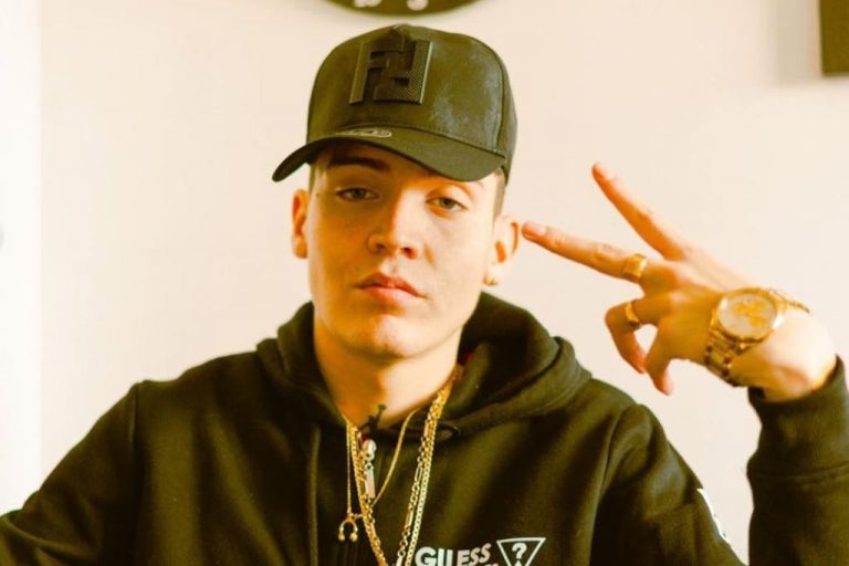 ¡Otra vez! : Marcianeke sorprende con nuevo cambio de look