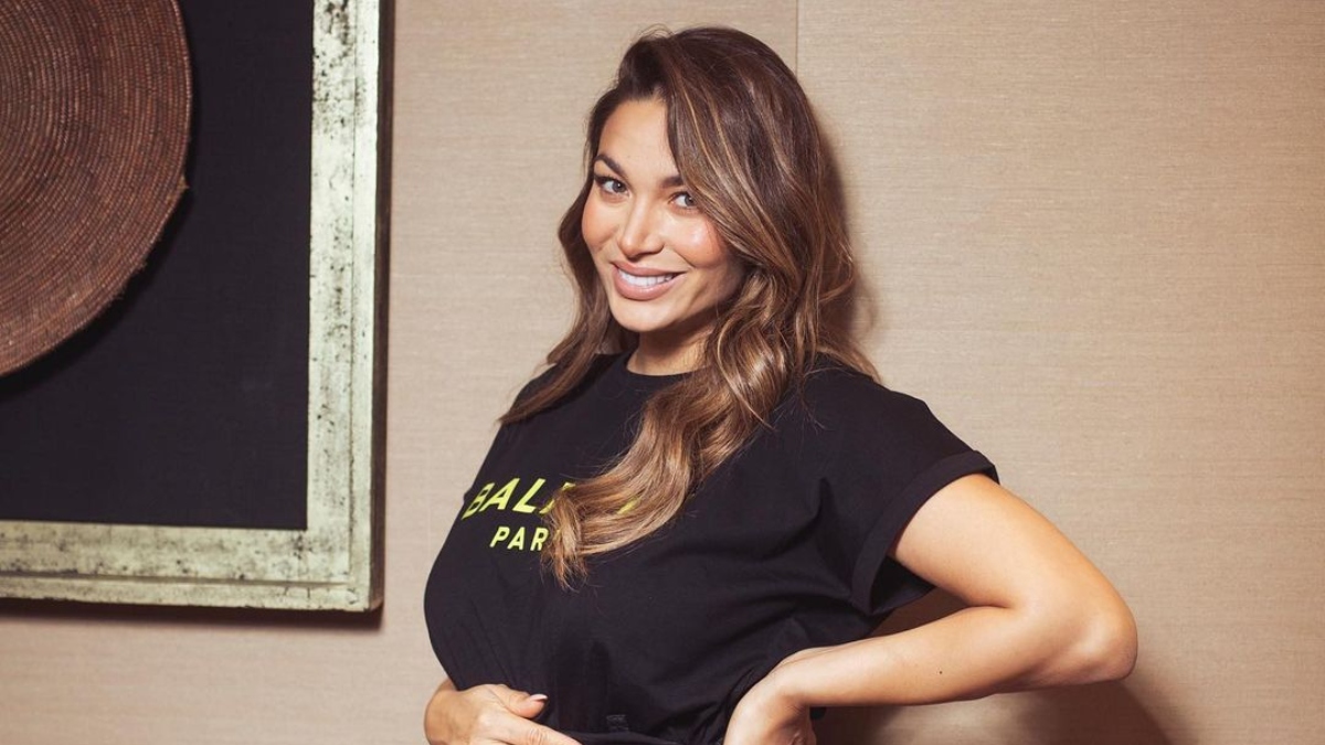 “Tratando de verme sexy”: Lisandra Silva luce su embarazo con ajustado vestido