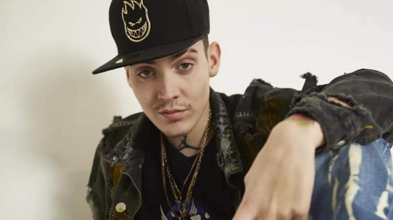 «La droga acaba con el ser humano»: Gran revuelo por video de Marcianeke a torso desnudo en el lago