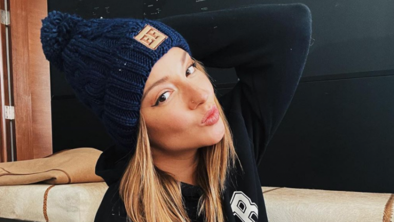 «No eres tú»: Kel Calderón recibe criticas al posar en diminuto bikini