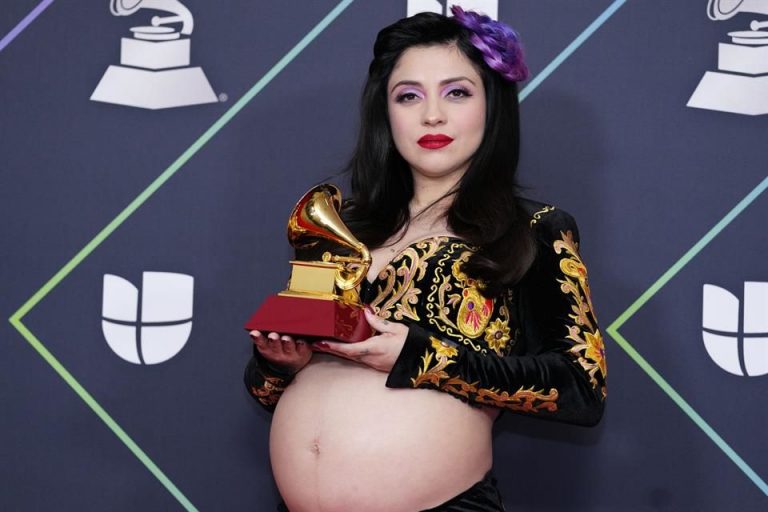 «Ya soy mamá» Mon Laferte confirma el nacimiento de su primer hijo
