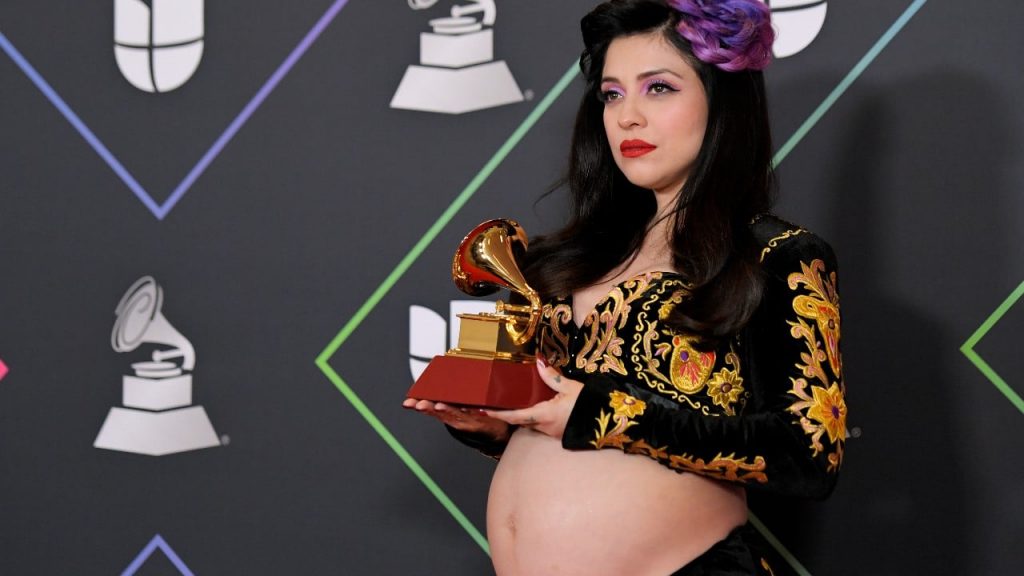 «Esta soy yo, en modo mama primeriza»: Mon Laferte comparte primera foto junto a su hijo