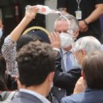 «Está detenida»: Mujer protestó contra Presidente Sebastián Piñera y le lanzó botella con agua