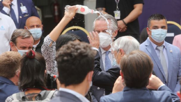 “Está detenida”: Mujer protestó contra Presidente Sebastián Piñera y le lanzó botella con agua