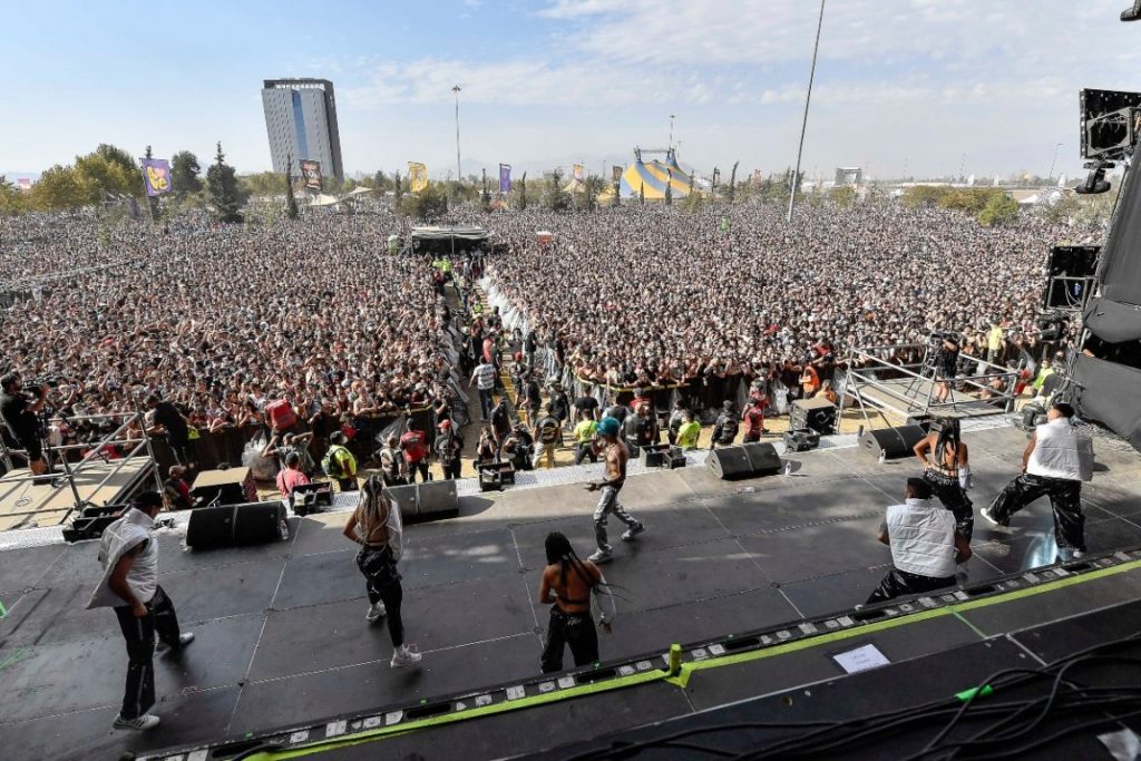 marcianeke lollapalooza 1152x768 1 Llegó el momento esperado por el cantante del momento Marcianeke, pues se presento en el festival internacional Lollapalooza 2022 como el artista chileno más escuchado del año anterior en Spotify, a sus 20 años recién cumplidos, el talquino sorteó con éxito el primer show a gran escala y de alcance internacional de su carrera.