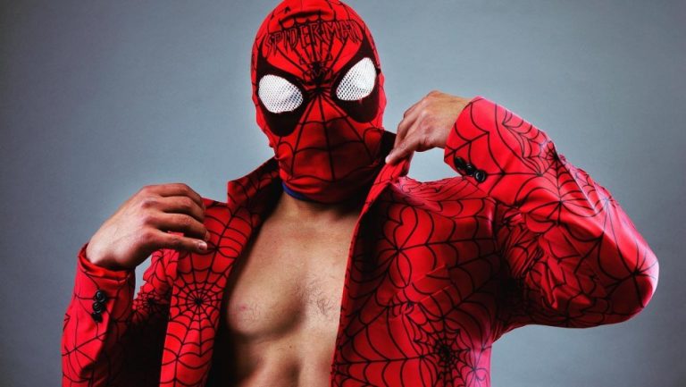«No fue mi intención»: Sensual Spiderman muestra los pantallazos que le mandó a usuaria que lo funó