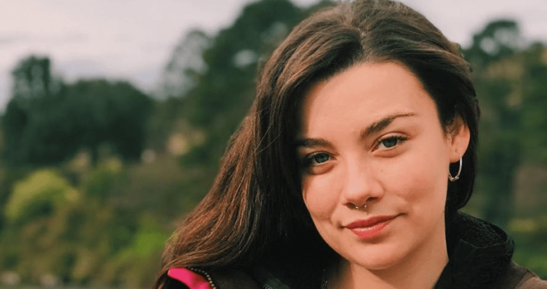 «Que terrible que sientas pudor…»: Cota Castelblanco recibe críticas al mostrarse amamantando a su hija y a su hermana