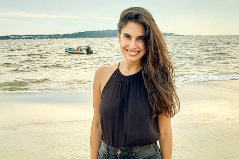 «Sustento dos corazones… » Constanza Araya enterneció con elegante sesión de fotos de su embarazo