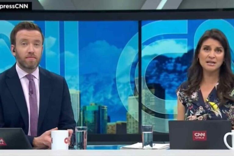 Micrófono abierto delata a periodista de CNN Chile en pleno noticiero
