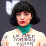 «Ya soy mexicana…» Mon Laferte celebra su nacionalización y canta el himno frente al canciller