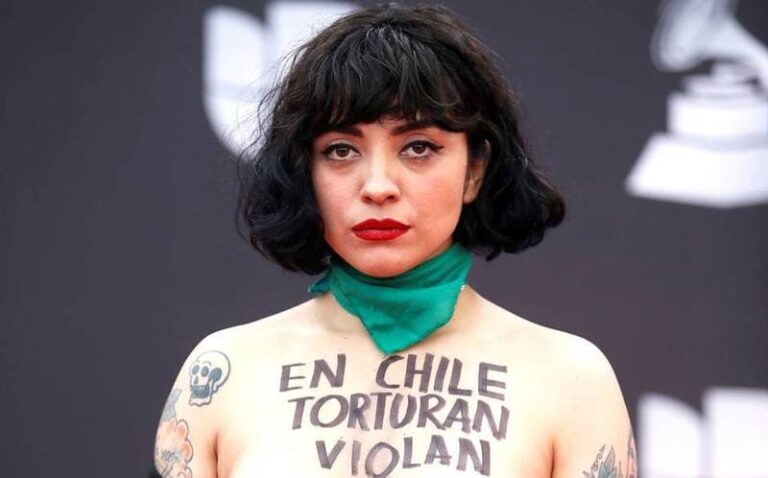 «Ya soy mexicana…» Mon Laferte celebra su nacionalización y canta el himno frente al canciller