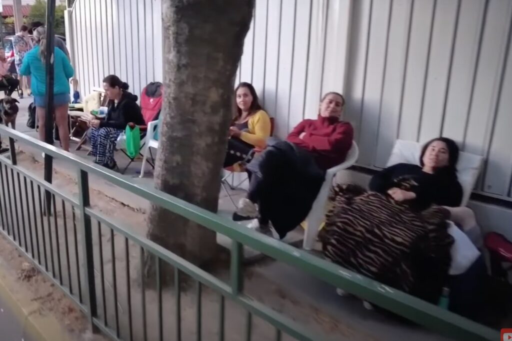 Apoderados duermen en la calle en Viña del Mar y Villa Alemana para matricular a sus hijos en colegios