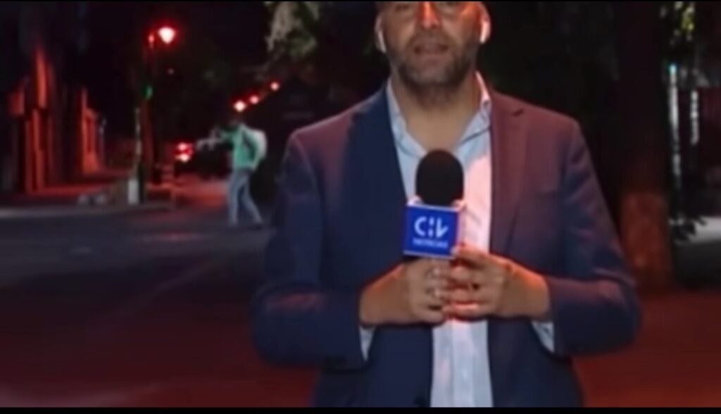 Transeúnte sorprendió con llamativa irrupción en medio de despacho en vivo de Chilevisión Noticias