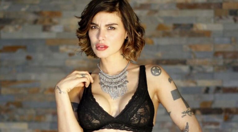 «Piensa en tus hijos…» Angie Jibaja contó que está internada en Chile y fue destrozada en redes sociales