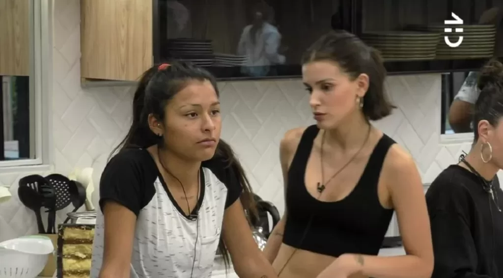 Entre bromas y coqueteo, Constanza y Viviana se dieron el primer beso en Gran Hermano