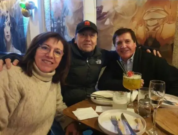 Claudio Reyes ultima foto Recientemente, una amiga de Claudio Reyes compartió en sus redes sociales la última fotografía del comediante, captada momentos antes de su fallecimiento durante una celebración de cumpleaños en la que estuvieron juntos.