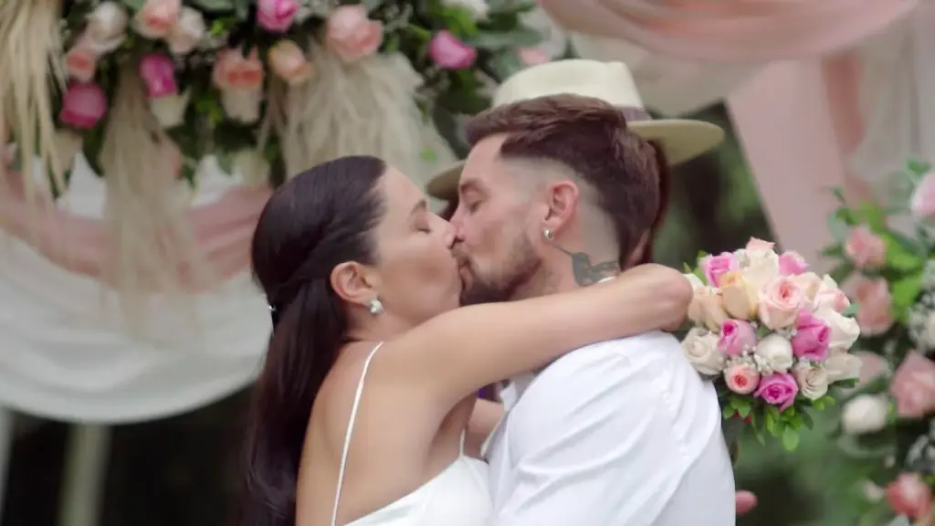 “Ocurrió una situación complicada,pero..." Luis Mateuccil habló sobre su actual relación con Daniela Aránguiz 2 Z2BGIUJN6RGGJESONVQVYFLPVI Esta nueva relación fue muy mediática y se hizo pública cuando ambos ingresaron al reality show "Tierra Brava", donde incluso realizaron una boda simbólica dentro del programa.