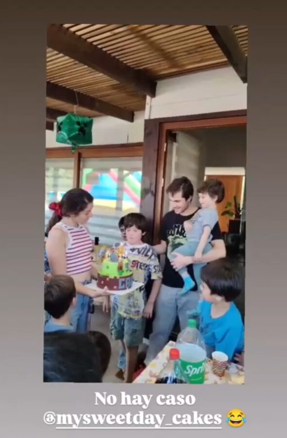 "Papás modernos" Fernanda Salazar y Francisco Dañobeitía celebraron cumpleaños de su hijo juntos: actriz compartió videos 3 image 1 La actriz publicó tiernos registros del festejo, que incluyó una torta decorada con temática de Minecraft, tal como el niño había pedido.