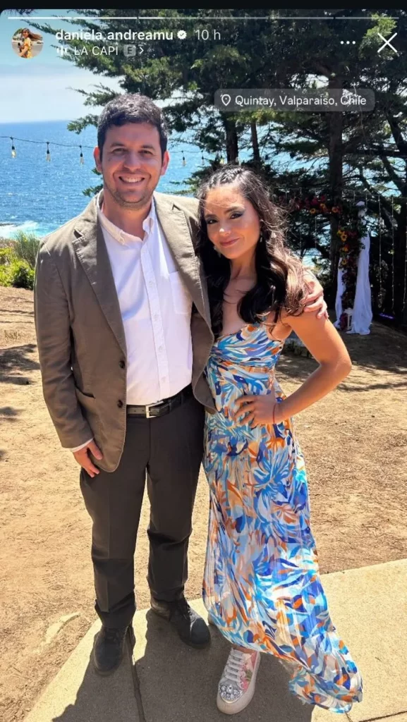 Daniela Muñoz, popular notera de CHV, estaría en pareja con conocido alcalde: estas fotografías confirmarían todo 2 WhatsApp Image 2025 11 23 at 10.13.32 edited La notera del matinal de Chilevisión, Daniela Muñoz, volvió a captar la atención de sus seguidores, aunque esta vez no por sus habituales despachos televisivos, sino por su situación sentimental. En redes sociales comenzaron a multiplicarse las reacciones tras una serie de fotografías que sugieren que la periodista estaría en una relación.