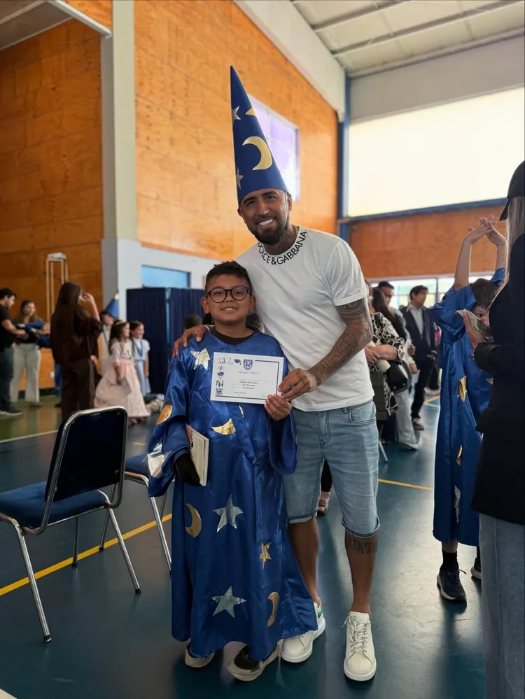 "Esta foto lo confirmó todo" Arturo Vidal y Marité Matus reaparecen juntos y por importante motivo 3 arturo 1 Arturo Vidal y Marité Matus sorprendieron en redes sociales al aparecer juntos una vez más, esta vez por una razón profundamente emotiva que generó reacciones positivas entre sus seguidores. Ambos asistieron a un importante evento familiar que marcó el cierre del año escolar.