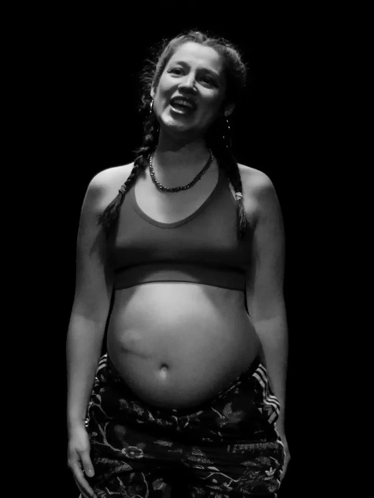 ¡Se le ve el pie! Impactante foto de Fernanda Salazar revela movimiento de su bebé durante ensayo teatral 2 ferna Un impresionante registro fotográfico de Fernanda Salazar causó revuelo en redes sociales, captando el momento exacto en que su bebé se manifestó en su pancita durante un ensayo teatral.