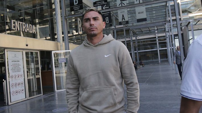 file 20251130182125 El exfutbolista Jean Paul Pineda fue detenido este domingo en San Bernardo por violación de morada, luego de que vecinos alertaran a Carabineros sobre una fuerte discusión en el sector. La situación movilizó a personal policial y a Seguridad Municipal.