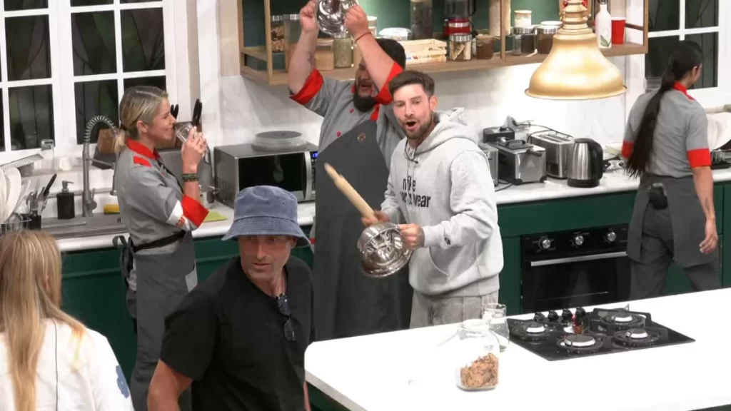 Luis Mateucci 1 Un tenso cruce se vivió en el capítulo de este jueves de El Internado, donde Arenita y Luis Mateucci protagonizaron una discusión que rápidamente escaló frente a sus compañeros.