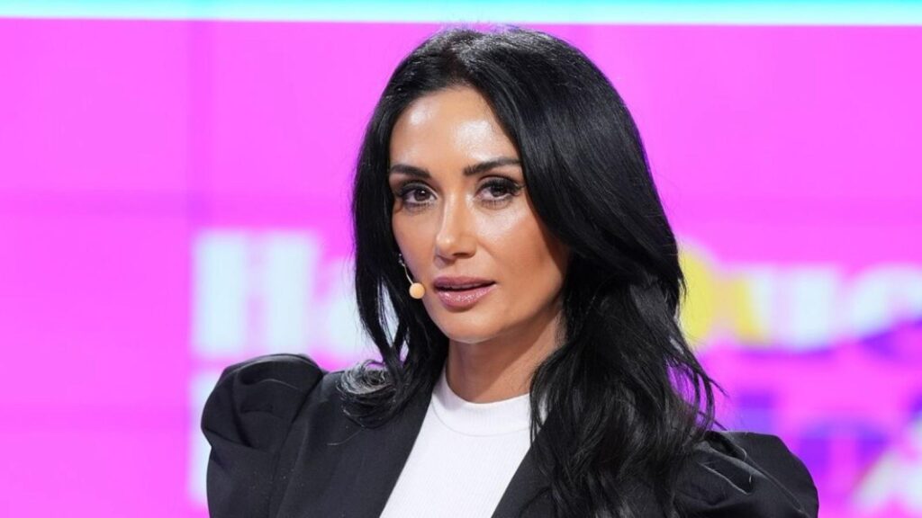 ¿Se va “La Fiera”? Pamela Díaz estaría a un paso de dejar Canal 13 tras supuesto quiebre con ejecutivos: habría presentado la renuncia 2 Pamela Diaz 9 En los últimos días, el nombre de Pamela Díaz volvió a instalarse con fuerza en el centro de la conversación televisiva, luego de que surgieran rumores sobre una eventual salida de Canal 13, canal donde actualmente conduce Hay que decirlo junto a Ignacio Gutiérrez.