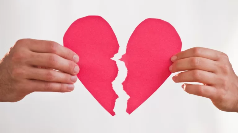 Vale Roth 768x432 1 Cuando el año está por terminar, una sorpresiva ruptura matrimonial sacudió al mundo del espectáculo chileno. Se trata del quiebre entre el cantante Miguelo y su esposa Andrea Yarur, con quien se había casado hace menos de un año.