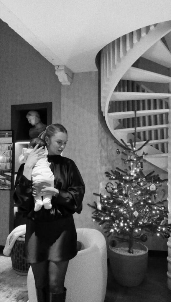 WhatsApp Image 2025 12 25 at 11.49.23 2.jpg Alexis Sánchez vivió una Navidad completamente distinta y cargada de emoción, al celebrar por primera vez estas fiestas en su nuevo rol de padre, acompañado de su pareja Alexandra Litvinova y de su hija Bela.