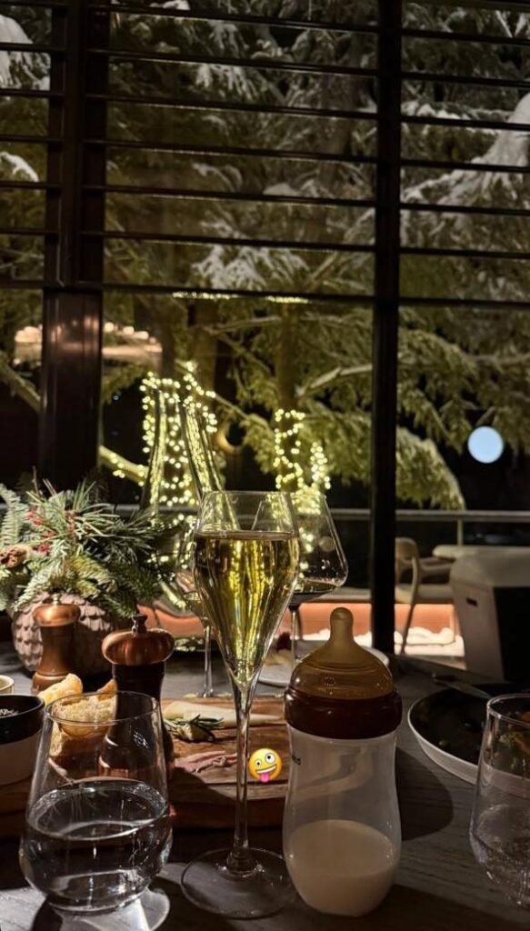 WhatsApp Image 2025 12 25 at 11.49.23.jpg Alexis Sánchez vivió una Navidad completamente distinta y cargada de emoción, al celebrar por primera vez estas fiestas en su nuevo rol de padre, acompañado de su pareja Alexandra Litvinova y de su hija Bela.