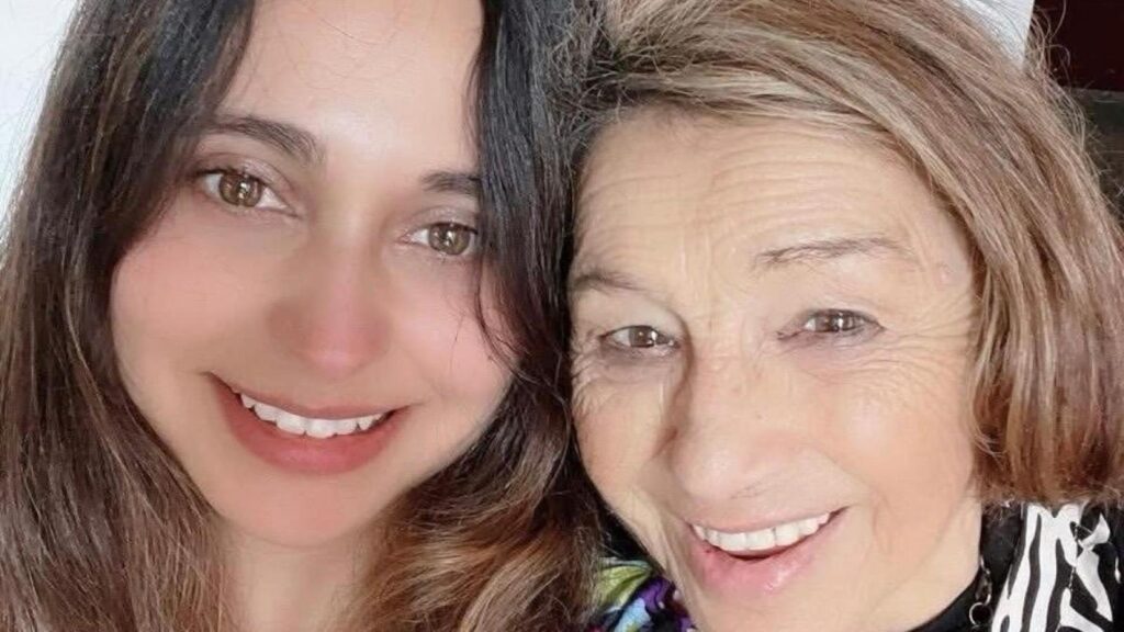 WhatsApp Image 2025 12 28 at 11.12.10 Carla Hernández, nieta de María Elcira Contreras, desaparecida desde mayo de 2024, vuelve a enfrentar un duro momento personal, aunque esta vez el foco no está puesto en la búsqueda de su abuela.