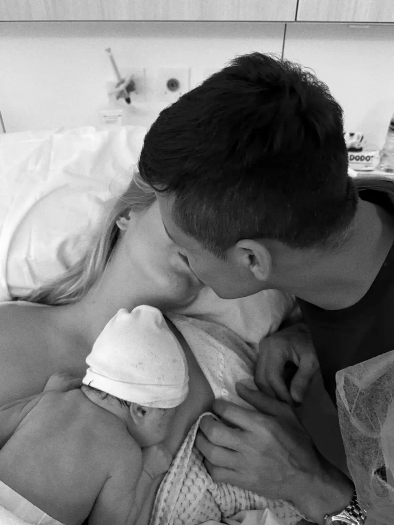 alex Alexis Sánchez vivió una Navidad completamente distinta y cargada de emoción, al celebrar por primera vez estas fiestas en su nuevo rol de padre, acompañado de su pareja Alexandra Litvinova y de su hija Bela.