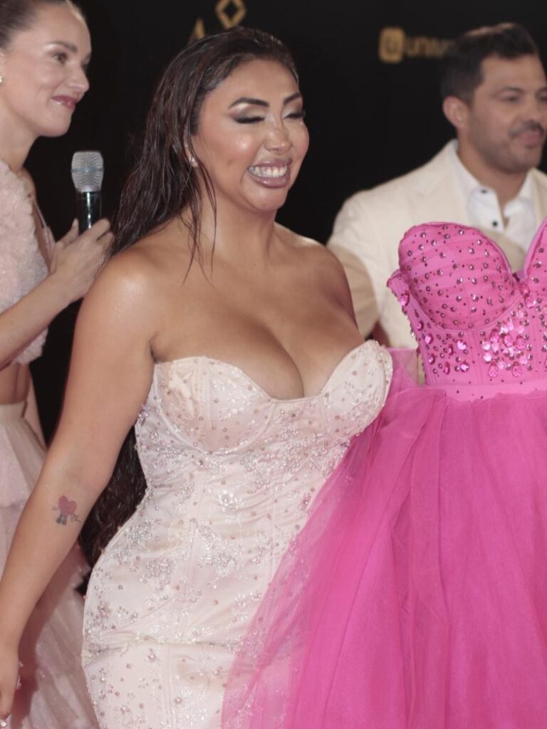 nayafacil official 1764899926 3780577058494436457 49007177937.jpg Naya Fácil generó sorpresa en la alfombra roja de los Copihue de Oro 2025, luego de aparecer sosteniendo un gran vestido fucsia, una propuesta visual que contrastó con el look sobrio que llevaba puesto. Su aparición rápidamente se volvió uno de los momentos más comentados de la noche.