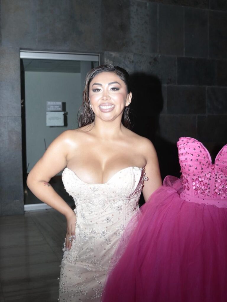 nayafacil official 1764899926 3780577058502805954 49007177937.jpg Naya Fácil generó sorpresa en la alfombra roja de los Copihue de Oro 2025, luego de aparecer sosteniendo un gran vestido fucsia, una propuesta visual que contrastó con el look sobrio que llevaba puesto. Su aparición rápidamente se volvió uno de los momentos más comentados de la noche.