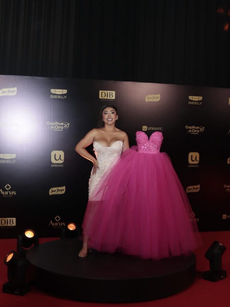 nayafacil official 1764899926 3780577058502864146 49007177937.jpg Naya Fácil generó sorpresa en la alfombra roja de los Copihue de Oro 2025, luego de aparecer sosteniendo un gran vestido fucsia, una propuesta visual que contrastó con el look sobrio que llevaba puesto. Su aparición rápidamente se volvió uno de los momentos más comentados de la noche.