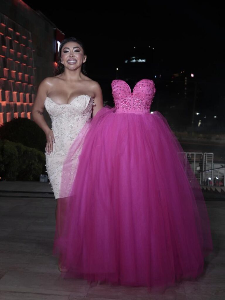 nayafacil official 1764899926 3780577058502864182 49007177937.jpg Naya Fácil generó sorpresa en la alfombra roja de los Copihue de Oro 2025, luego de aparecer sosteniendo un gran vestido fucsia, una propuesta visual que contrastó con el look sobrio que llevaba puesto. Su aparición rápidamente se volvió uno de los momentos más comentados de la noche.