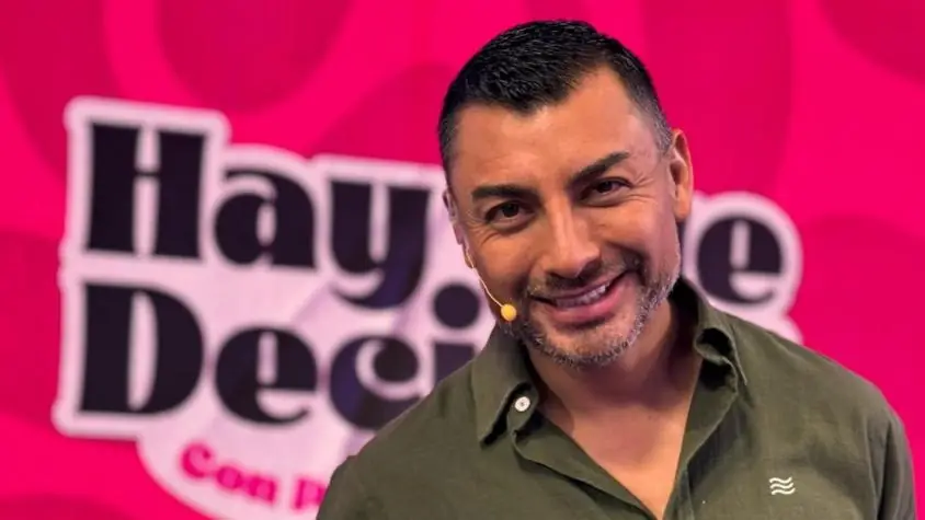 Impacto en la TV chilena: confirman muerte de Andrés Caniulef a los 48 años 4 Hay que Decirlo… La noticia fue confirmada por la periodista Cecilia Gutiérrez, quien informó que el comunicador falleció tras sufrir un paro cardíaco mientras se encontraba junto a su pareja.