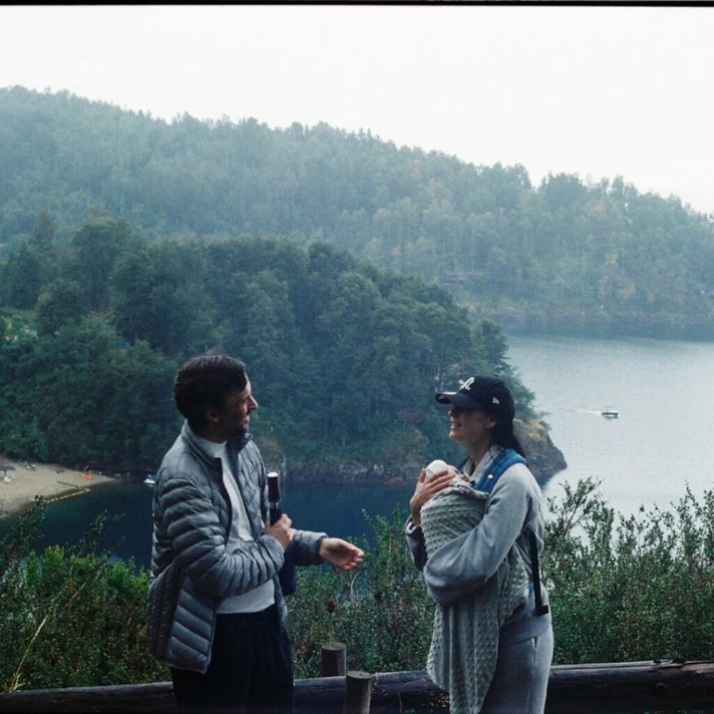 “Me trataste bien, 2025”: Daniel Matamala rompe el silencio y muestra por primera vez su vida familiar con Fran Valenzuela 5 SaveClip.App 609619134 18548893762028033 4755086654306342208 n Rompiendo con el bajo perfil que siempre ha mantenido sobre su vida privada, Daniel Matamala compartió por primera vez fotos en familia junto a Francisca Valenzuela y su hija Roma, marcando uno de los momentos más comentados del cierre de 2025.