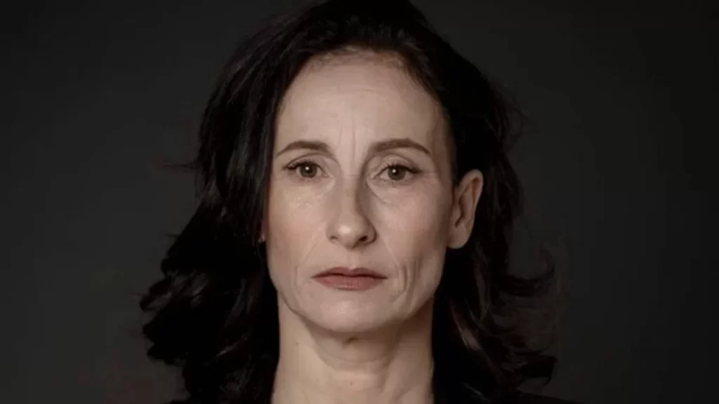 La millonaria estafa que golpeó a Amparo Noguera: cayó en “cuento del tío” con falsos policías 2 amparo noguera La actriz fue engañada por una banda que se hacía pasar por ejecutivos bancarios, funcionarios de la CMF y detectives de la PDI, perdiendo cerca de $700 millones en un fraude cuidadosamente planificado.