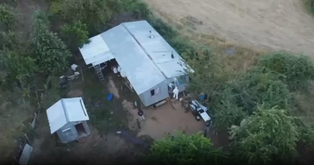 casa bodega julia chunil Las diligencias autorizadas por la justicia se concentran en la vivienda y su entorno, donde se detectaron rastros biológicos y una anomalía estructural que refuerza la hipótesis de un crimen ocurrido en el lugar.