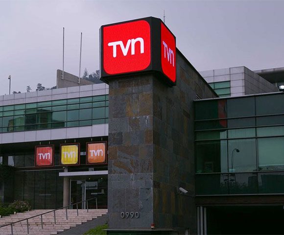 Periodista de TVN debió ser operado tras grave accidente: enfrentará semanas de rehabilitación 5 tvn frontis Fernando Tapia preocupó a sus seguidores al aparecer desde una clínica y relatar la compleja lesión que sufrió tras una fuerte caída.