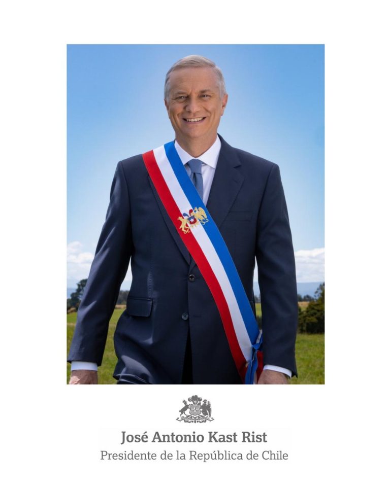 El detalle en la foto oficial de Kast que incomodó a Rodrigo Sepúlveda “Tremendamente importante” 2 fotografia oficial jose antonio kast 1 768x968 1 El periodista cuestionó un aspecto clave de la imagen presidencial y explicó por qué, a su juicio, tiene un valor comunicacional fundamental.
