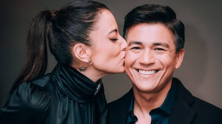 images 1 28 La periodista Cecilia Gutiérrez reportó a través de sus redes sociales el fin de la relación entre el cantante y la actriz luego de un tenso incidente tras el Festival de Empedrado, poniendo en duda incluso su aparición conjunta en próximos eventos.