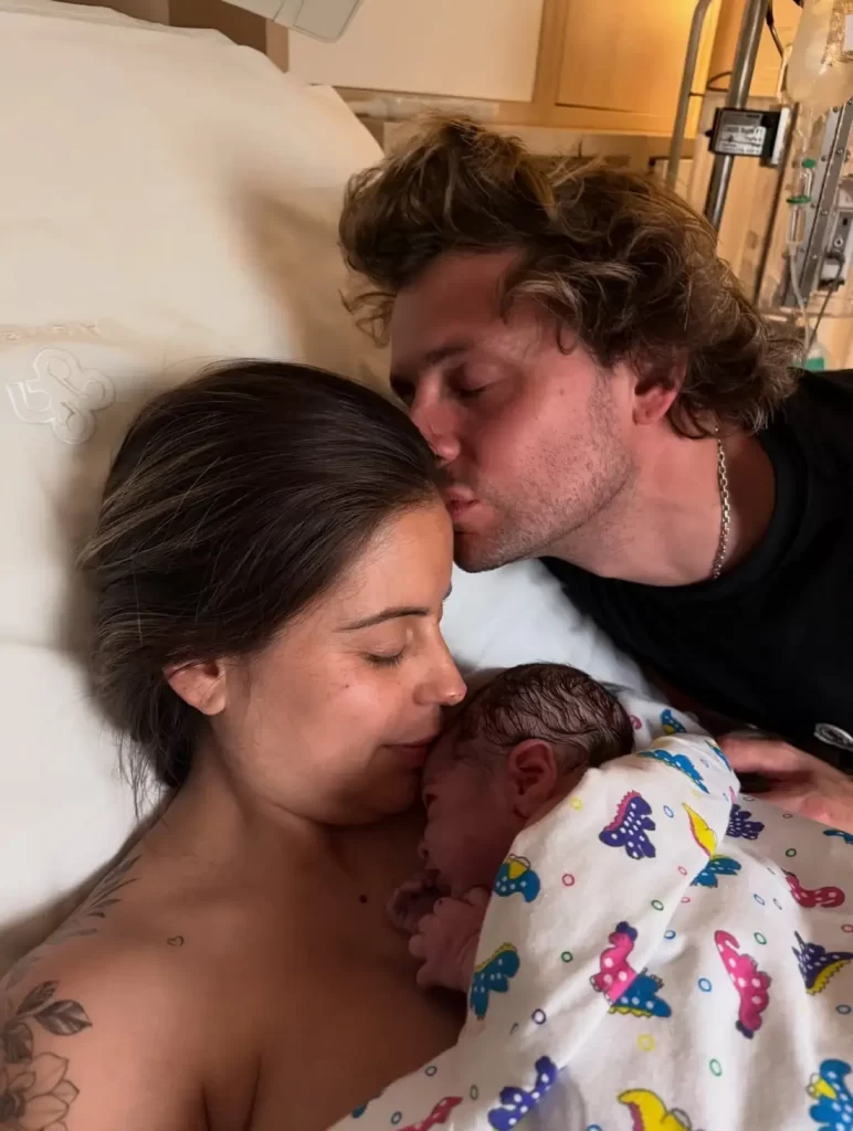 Nació Valentino: Joaquín Méndez enterneció en redes sociales con las primeras imágenes de su hijo 3 joaquin mendez hijo valentino El animador compartió un emotivo mensaje y fotografías del recién nacido, celebrando junto a su pareja la llegada de su primer hijo.