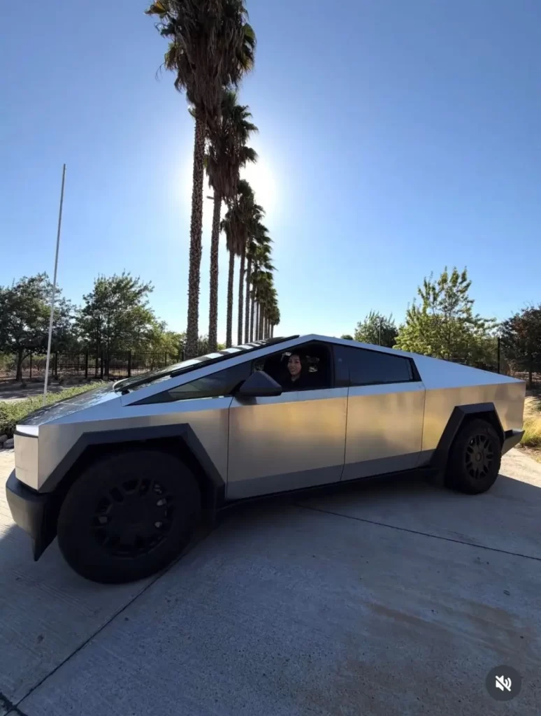 naya auto 1 La influencer mostró su nuevo Tesla Cybertruck, una camioneta eléctrica de diseño futurista cuyo valor en Chile supera los 100 millones de pesos, desatando una ola de reacciones.