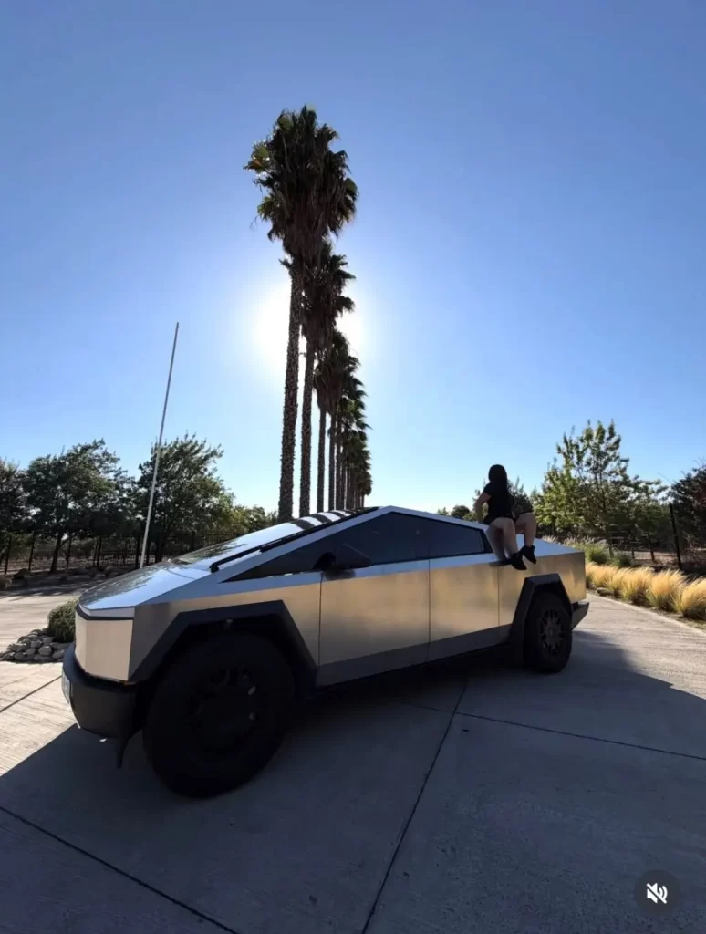 naya auto 2 La influencer mostró su nuevo Tesla Cybertruck, una camioneta eléctrica de diseño futurista cuyo valor en Chile supera los 100 millones de pesos, desatando una ola de reacciones.